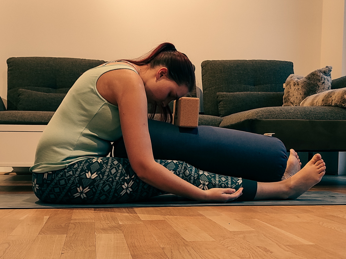 5 Yin Yoga Übungen zur Entspannung: Sitzende Vorbeuge - Yogablog - eviyoga - St. Johann im Pongau